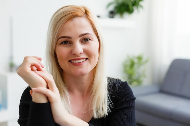 Femme d'affaires souriante regardant la webcam de la caméra faire une conférence téléphonique, enregistrer un blog vidéo, parler avec le client, entretien d'embauche à distance, e-coaching, concept de formation en ligne, portrait