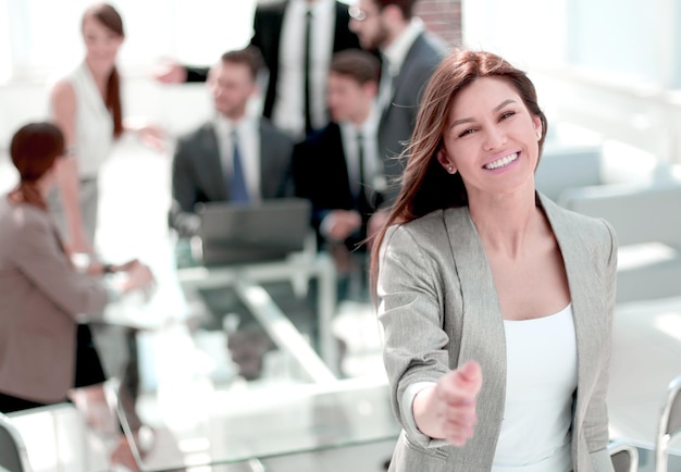 Femme d'affaires souriante vous invitant dans son bureau