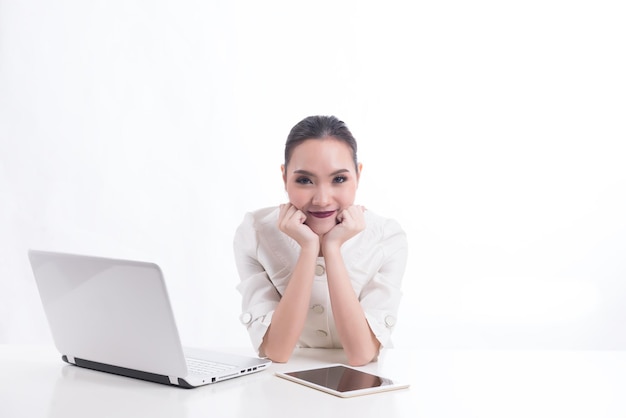 Femme d'affaires sourire sur le bureau sur fond blanc