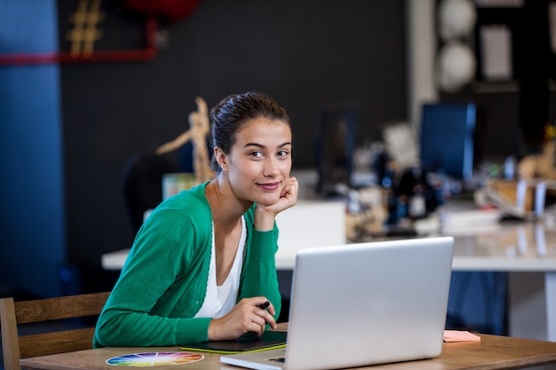 Femme affaires, sourire, quoique, séance, bureau