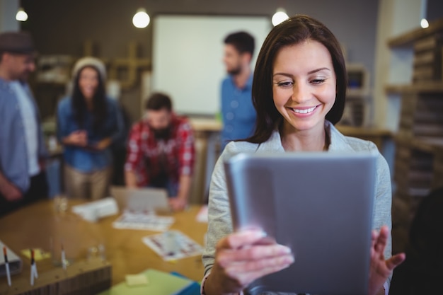 Femme affaires, sourire, quoique, utilisation, tablette numérique