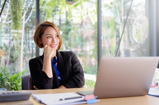 Femme d&#39;affaires sourire sur le visage avec la pensée idée créative.