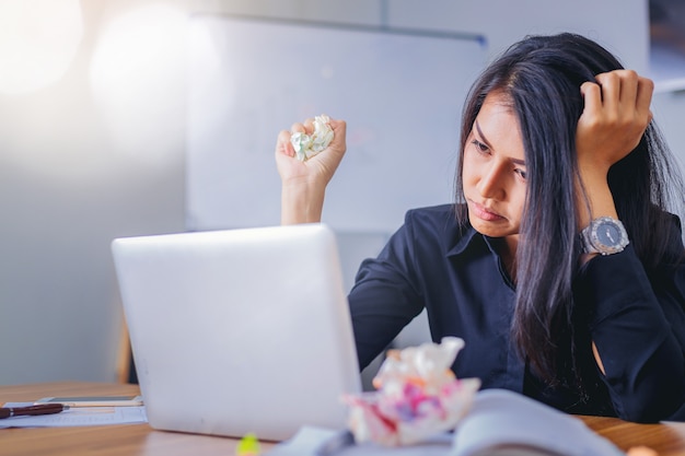 Femme d&#39;affaires stressante au bureau fatiguée et ennuyée.