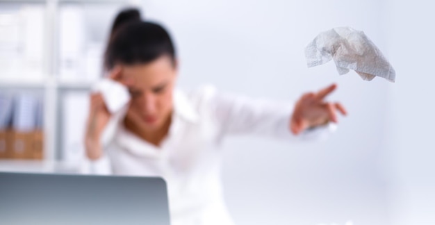 Femme d'affaires stressée assise au bureau au bureau