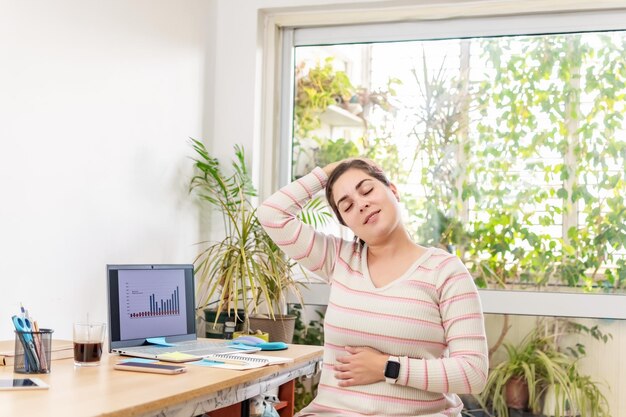 Femme d'affaires stressée ayant des douleurs au cou