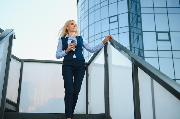 Femme d'affaires de style femme va travailler Portrait de belle femme dans un bureau élégant