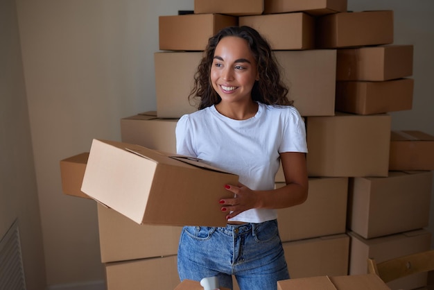 Femme d'affaires succès entrepreneurial Ventes Livraison de colis en ligne