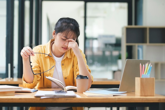 Femme d'affaires de surmenage stressée au bureau