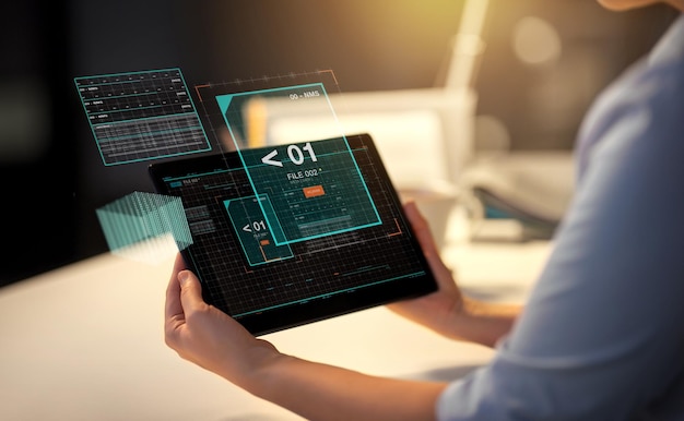 femme d'affaires avec une tablette au bureau de nuit