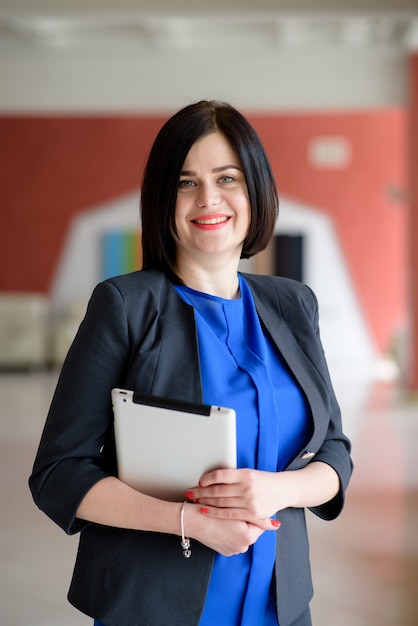 Femme d'affaires avec une tablette dans ses mains.