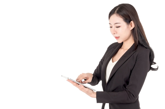 Femme d&#39;affaires avec tablette isolé sur fond blanc