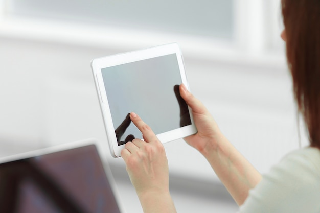 Photo femme d'affaires avec tablette numérique sur le lieu de travail. les gens et la technologie