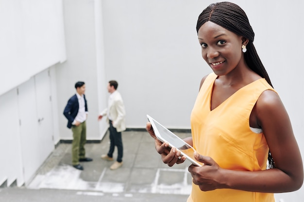 Femme affaires, à, tablette numérique