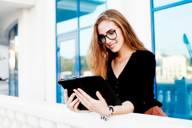 Femme d'affaires avec tablette