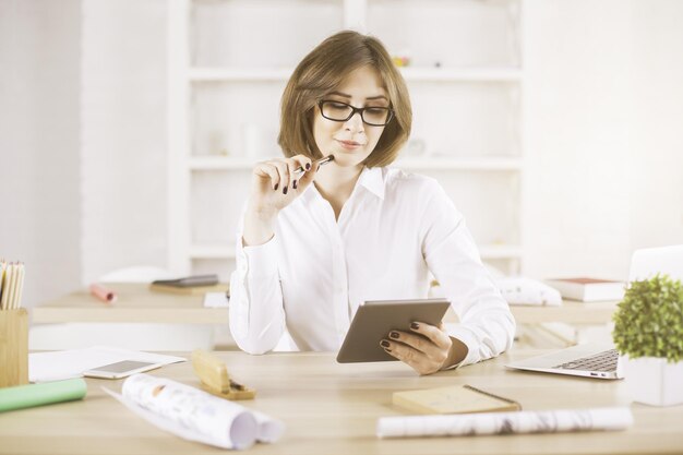 Femme d&#39;affaires avec tablette