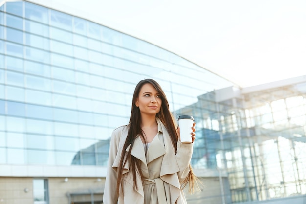 Femme affaires, à, a, tasse café