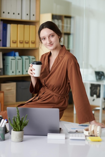 Femme d&#39;affaires avec une tasse de café