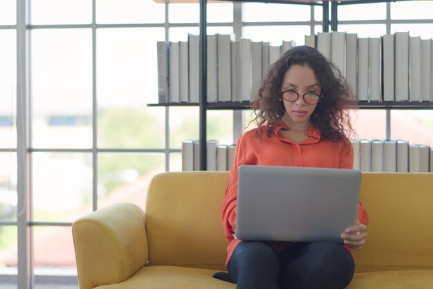 Femme d'affaires de technologie. femme utilisant un ordinateur portable pour contacter les clients.