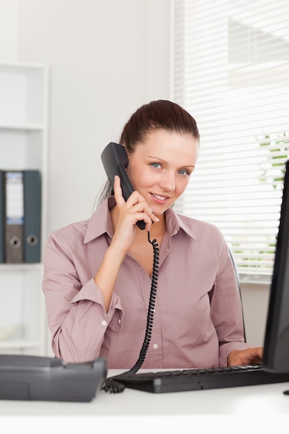 Femme d&#39;affaires téléphonant au lieu de travail