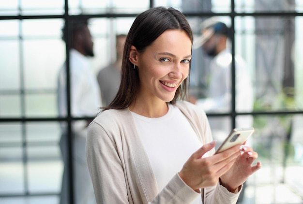 Femme d'affaires avec téléphone dans un bureau moderne