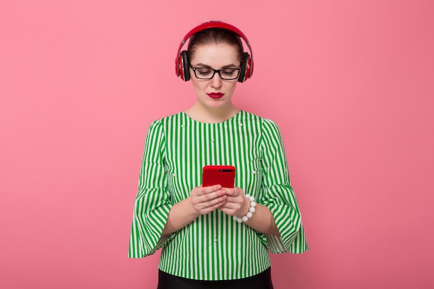 Femme affaires, téléphone, écouteurs