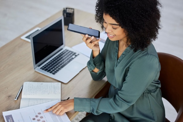 Photo femme d'affaires téléphone et enregistrement vocal pour une consultation ou des conseils en télécommunication au bureau employée noire ayant une discussion marketing sur un haut-parleur ou un appel téléphonique sur le lieu de travail