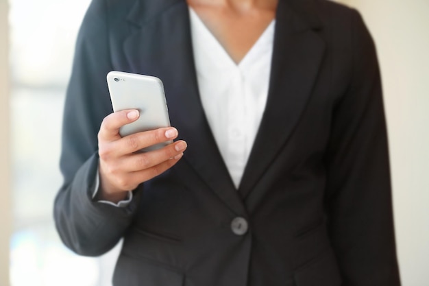 femme affaires, à, téléphone portable, dans, bureau