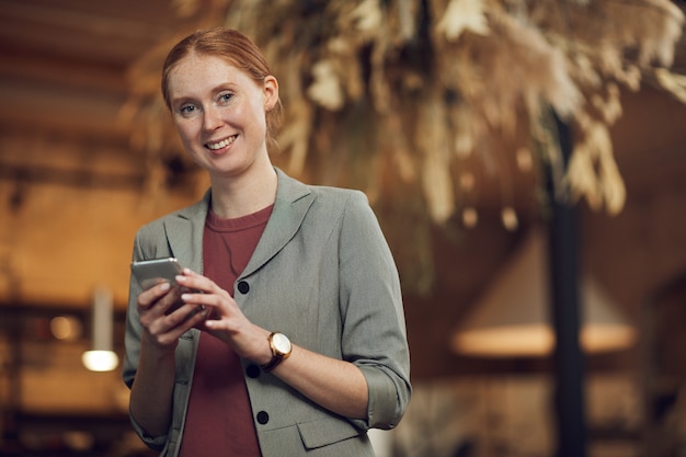 Femme affaires, à, téléphone portable