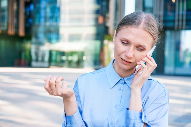 Femme d'affaires avec téléphone près du bureau Portrait belle fille souriante