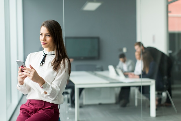 Femme d&#39;affaires avec le téléphone