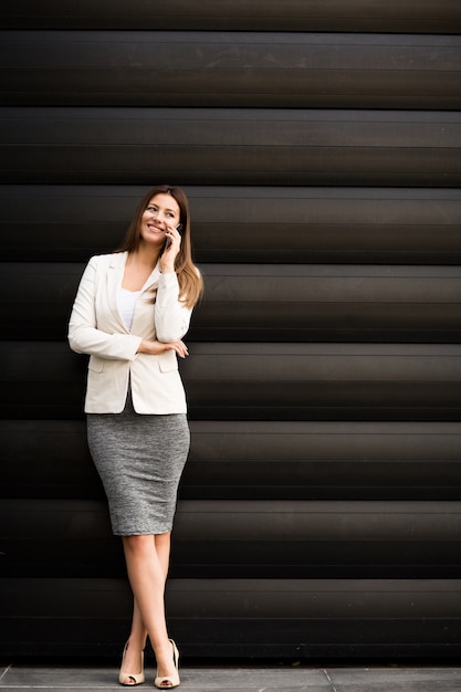 Femme d&#39;affaires avec téléphone