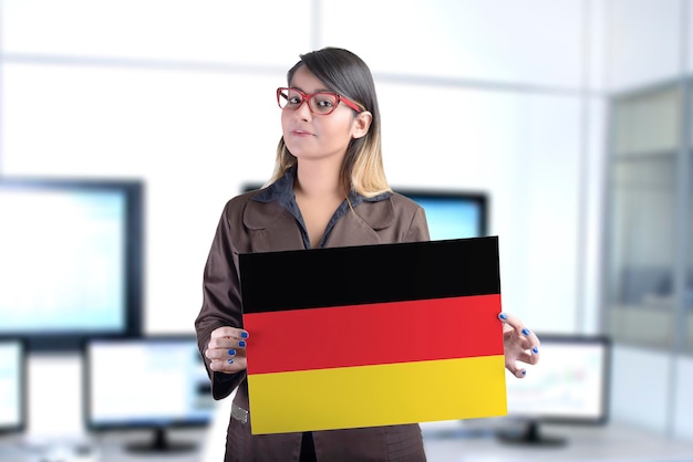 Femme d'affaires tenant le drapeau allemand