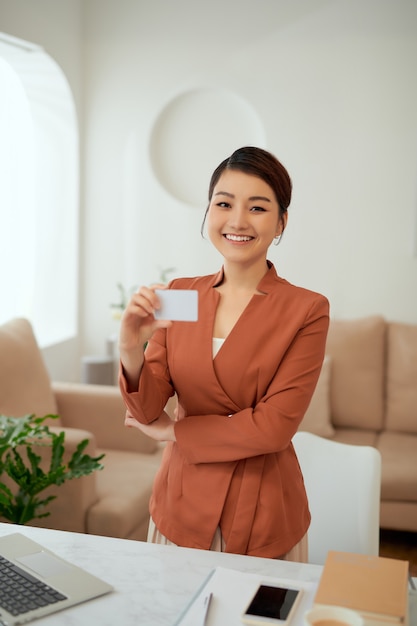 Femme D'affaires Tenant Et Montrant Une Carte De Visite Blanche Ou Un Nom De Carte Vierge Dans Les Mains.