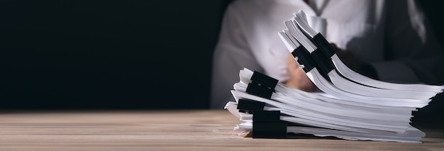 Femme d'affaires tenant une pile de documents