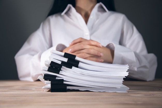 Femme d'affaires tenant une pile de documents