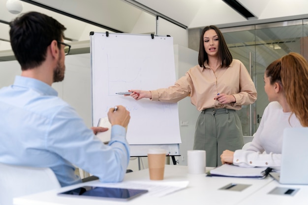 Photo femme d'affaires tenant une présentation au bureau