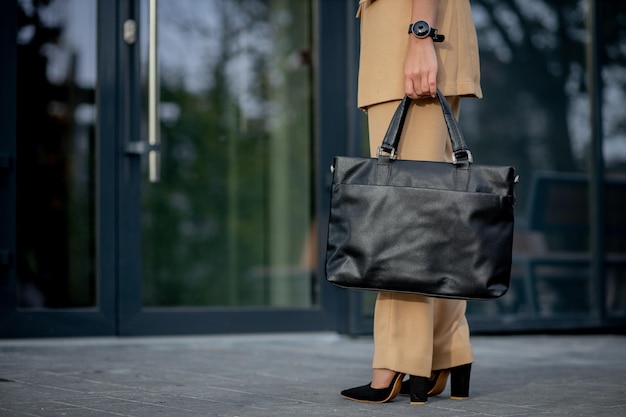 Femme d'affaires tenant un sac d'ordinateur portable allant au bureau