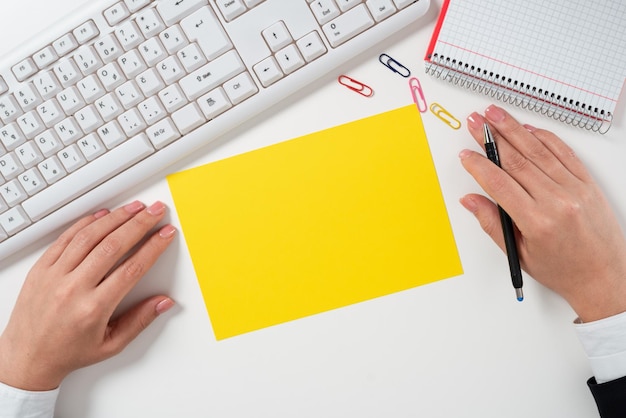 Femme d'affaires tenant un stylo et présentant un message important sur papier