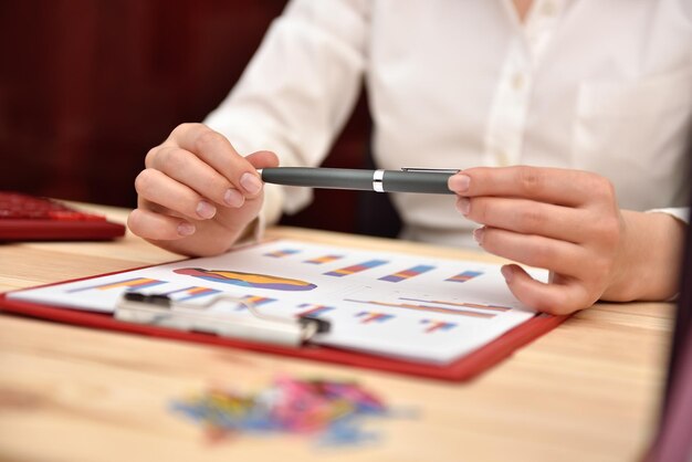 Femme d&#39;affaires tenant un stylo