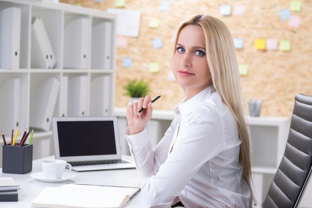 Femme d&#39;affaires tenant un stylo