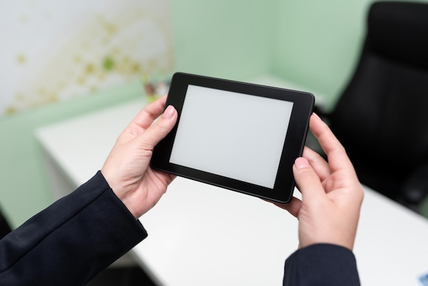 Femme d'affaires tenant une tablette avec un message important dessus