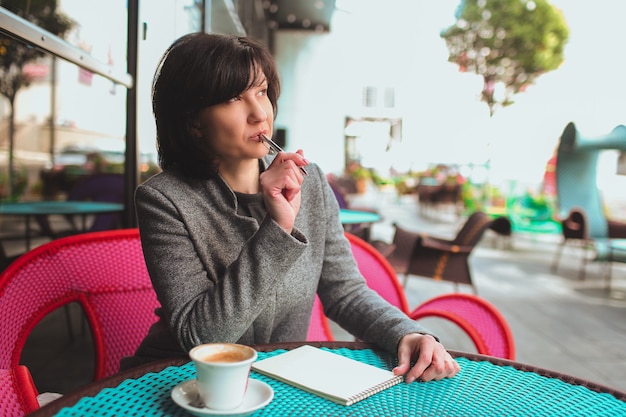 Femme d'affaires sur la terrasse d'un café