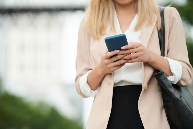 femme affaires, textos, collègue