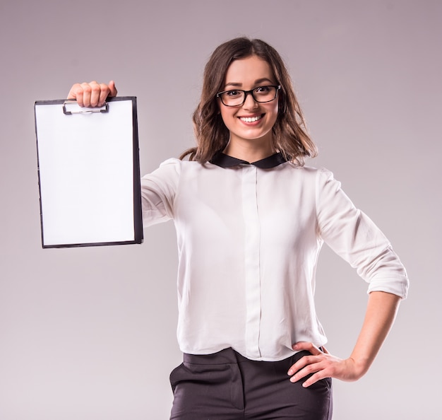 Femme affaires tient presse-papiers