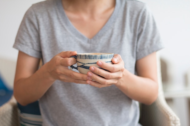 Une femme d&#39;affaires tient une tasse de café blanc