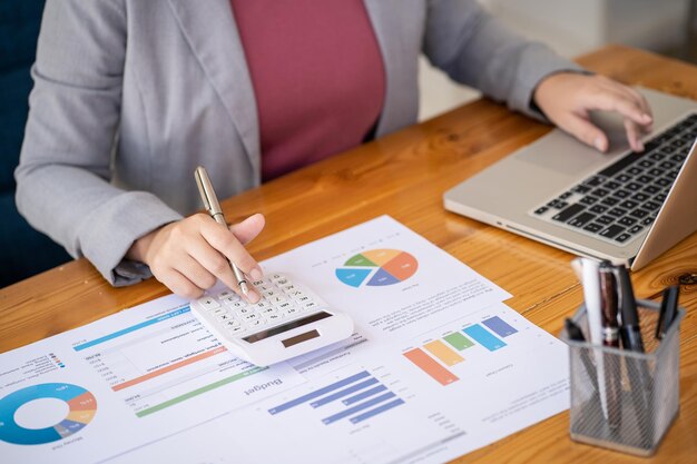 Femme d'affaires travaillant à l'aide d'un ordinateur portable Mains tapant sur un clavier Investisseur professionnel travaillant nouveau projet de démarrage planification d'entreprise au bureau Concept d'entreprise technologique