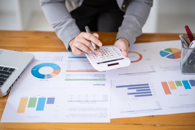 Femme d'affaires travaillant à l'aide d'un ordinateur portable Mains tapant sur un clavier Investisseur professionnel travaillant nouveau projet de démarrage planification d'entreprise au bureau Concept d'entreprise technologique