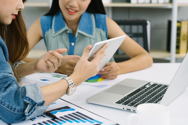 Femme d&#39;affaires travaillant et analysant des chiffres financiers sur une tablette numérique