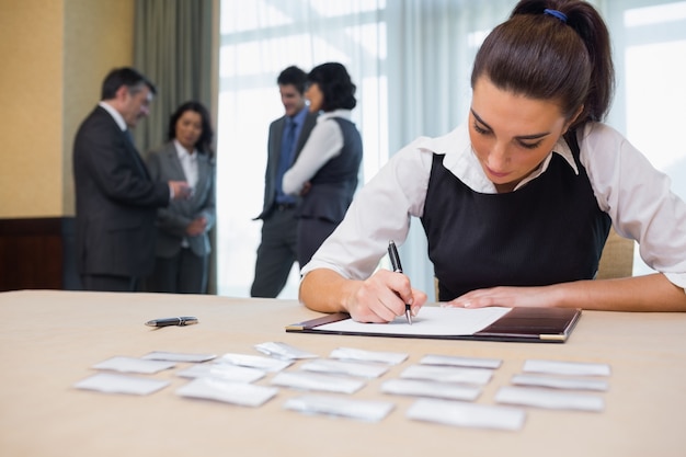 Femme d&#39;affaires travaillant au bureau d&#39;accueil