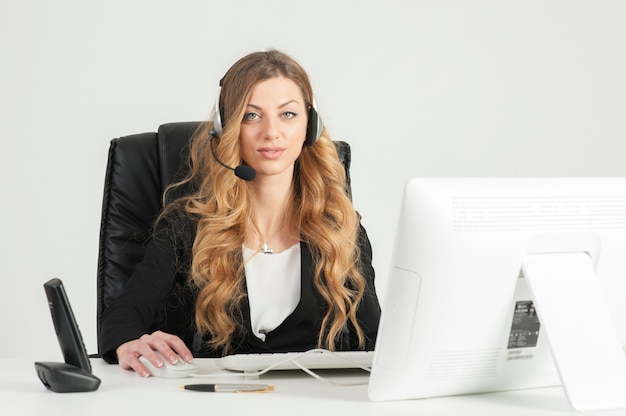 femme d'affaires travaillant au bureau à l'aide d'un casque